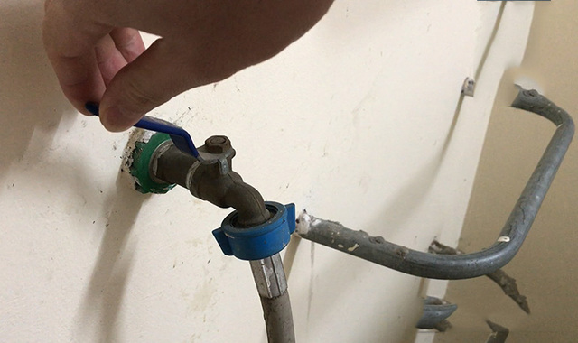 Cách tháo lưới lọc đàu dây cấp nước