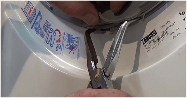 Cách tháo gioăng máy giặt Electrolux 2