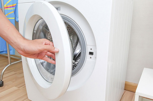 Đóng chặt cửa máy trước khi bắt đầu quy trình giặt 