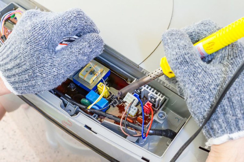 Kiểm tra bo mạch kết nối của máy giặt Electrolux