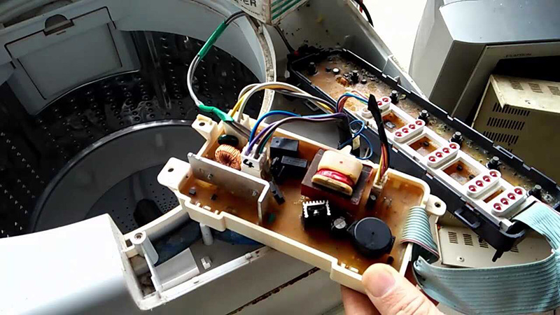 Kiểm tra dây kết nối board mạch máy giặt Electrolux