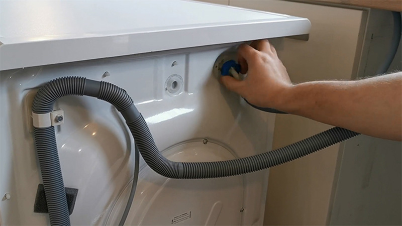 Đường ống dẫn nước máy giặt bị gấp khúc hoặc bóp méo cũng là nguyên nhân dẫn đến lỗi E12