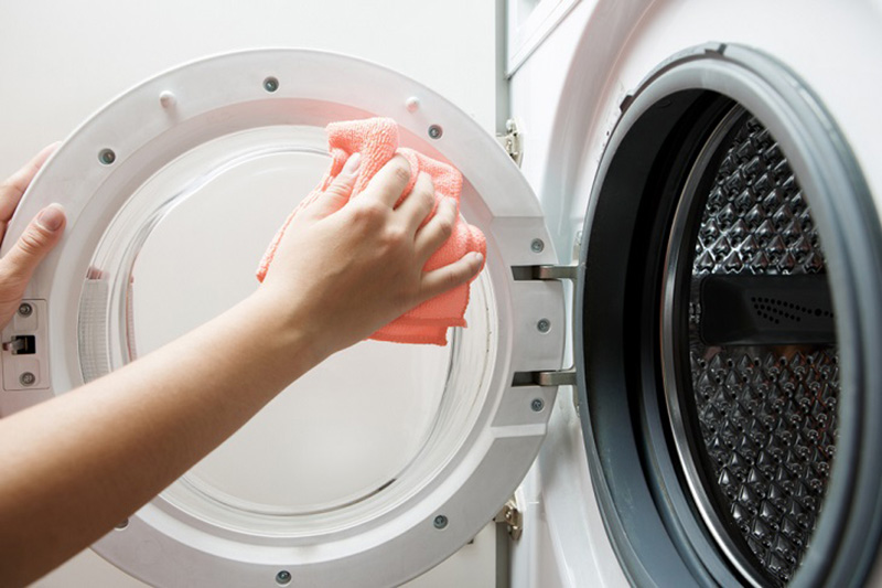 Nên vệ sinh máy giặt định kỳ để tránh cặn bã gây tắc nghẽn